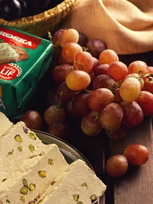 Купить на CrossVill турецкую тахинную халву Koska Fıstıklı Pistachio (весом 500 г) с цельными фисташками в зеленой упаковке.
